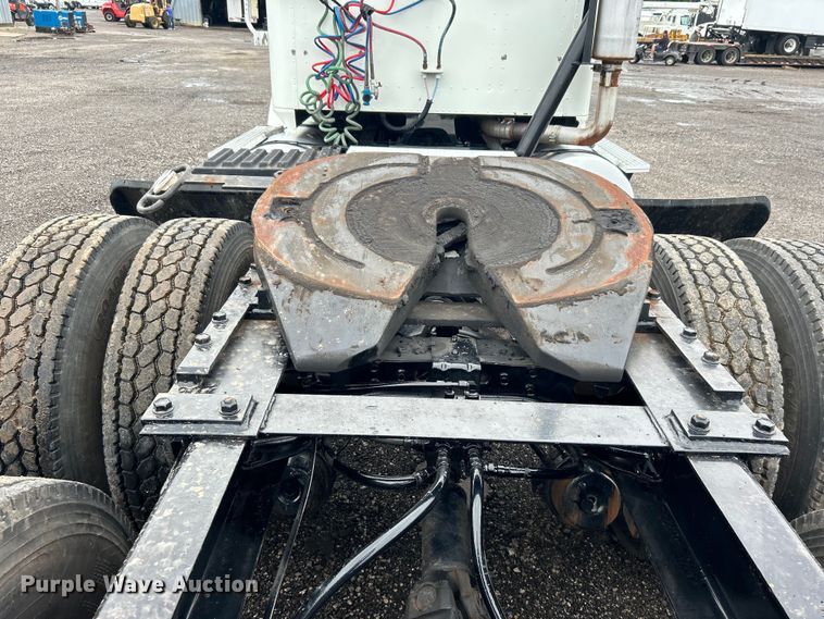 image for item EG1586 1996 International  9200 semi truck