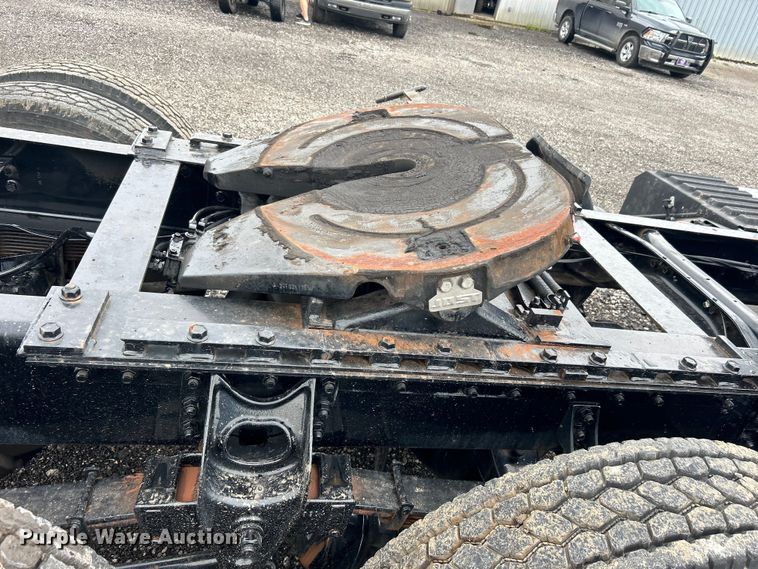 image for item EG1586 1996 International  9200 semi truck