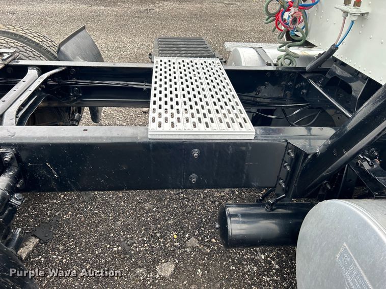 image for item EG1586 1996 International  9200 semi truck