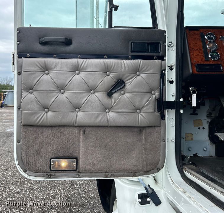 image for item EG1586 1996 International  9200 semi truck