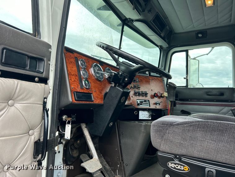 image for item EG1586 1996 International  9200 semi truck