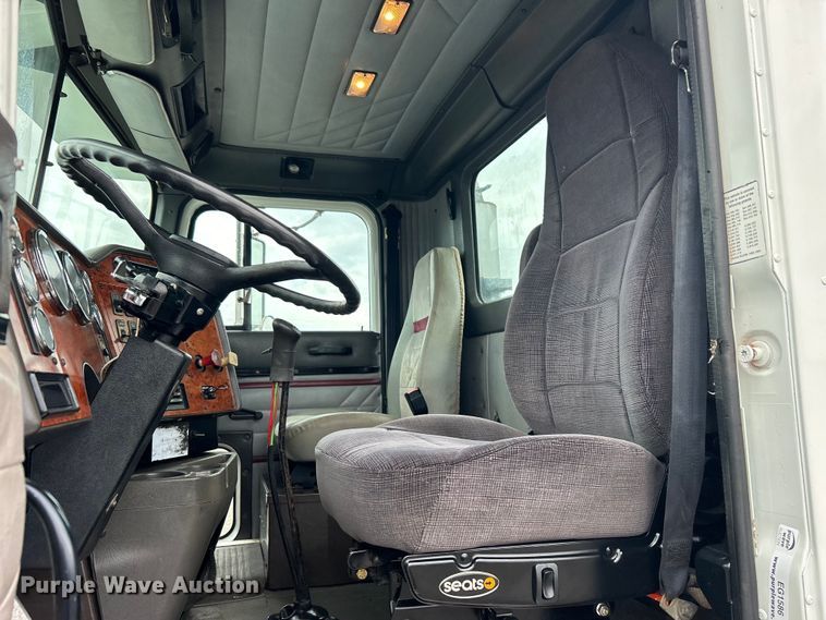 image for item EG1586 1996 International  9200 semi truck