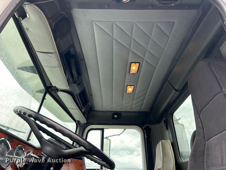 image for item EG1586 1996 International  9200 semi truck