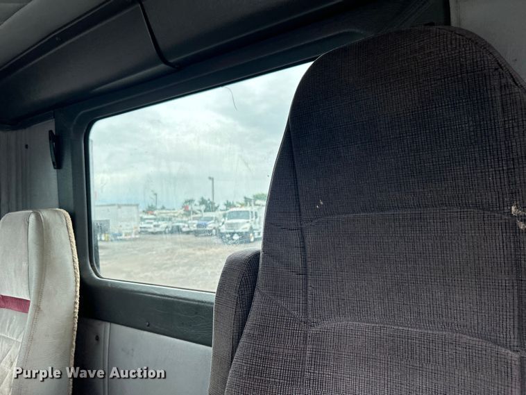 image for item EG1586 1996 International  9200 semi truck