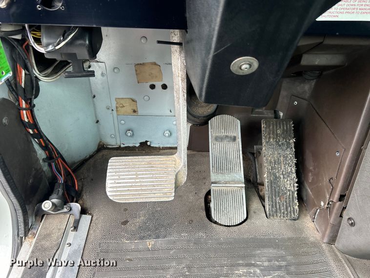 image for item EG1586 1996 International  9200 semi truck