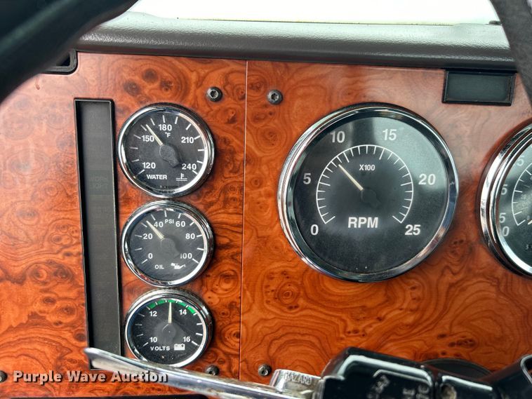 image for item EG1586 1996 International  9200 semi truck