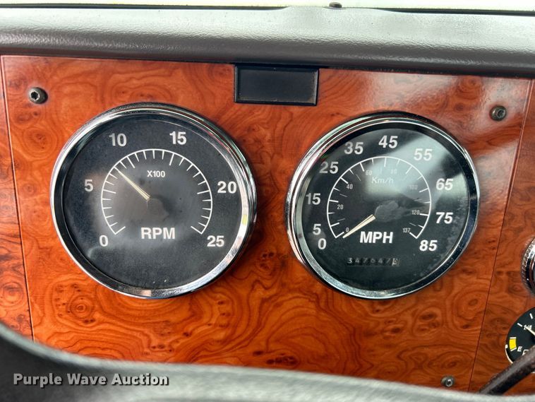 image for item EG1586 1996 International  9200 semi truck