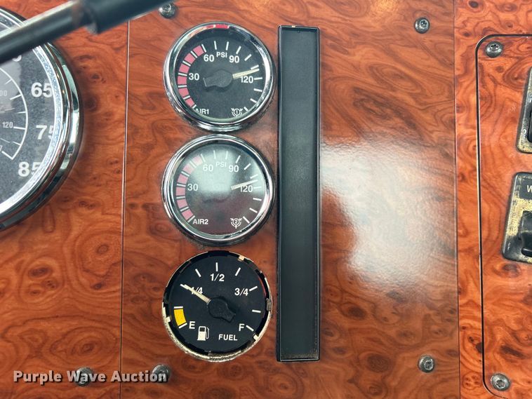 image for item EG1586 1996 International  9200 semi truck