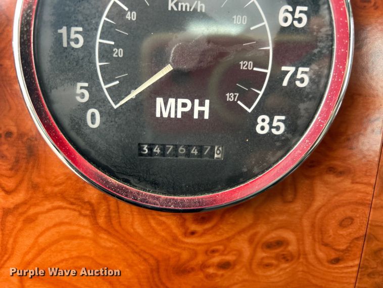 image for item EG1586 1996 International  9200 semi truck