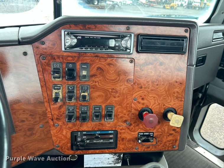 image for item EG1586 1996 International  9200 semi truck