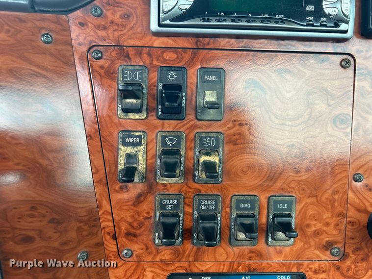 image for item EG1586 1996 International  9200 semi truck