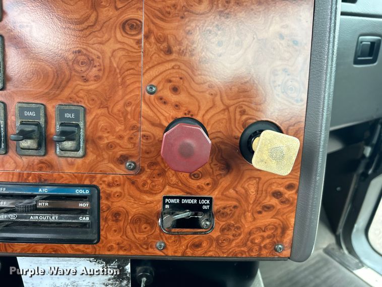 image for item EG1586 1996 International  9200 semi truck