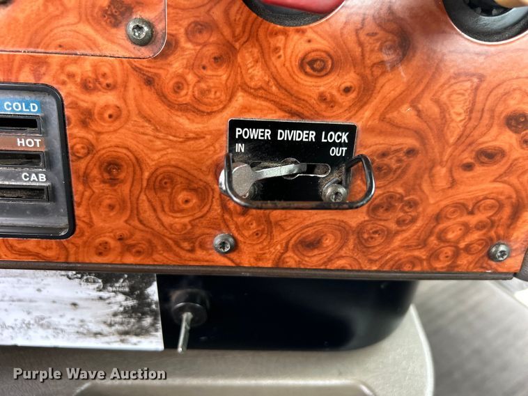 image for item EG1586 1996 International  9200 semi truck