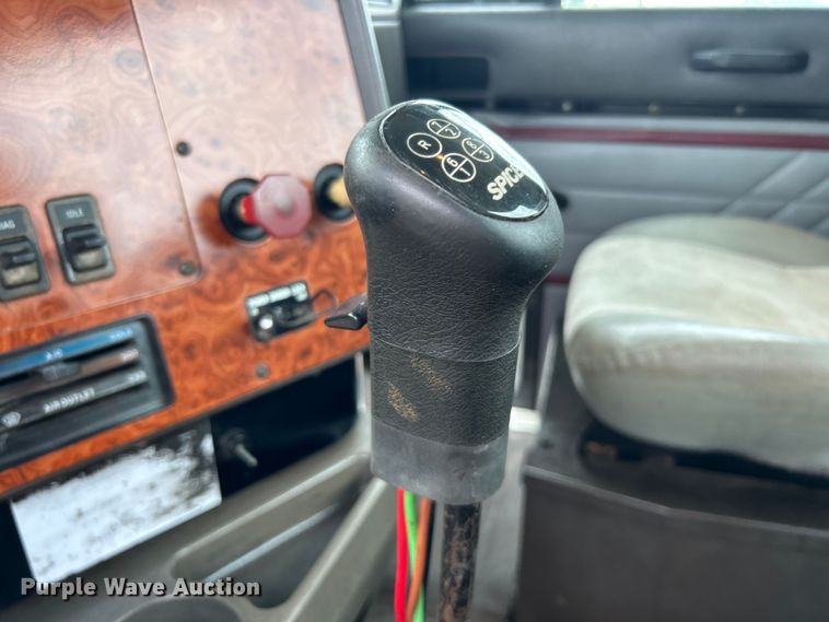 image for item EG1586 1996 International  9200 semi truck