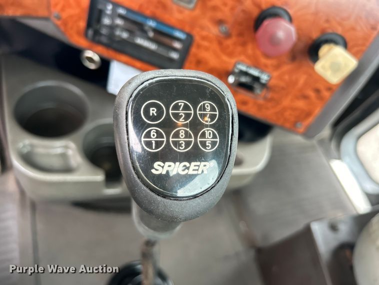 image for item EG1586 1996 International  9200 semi truck