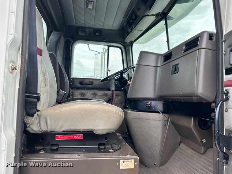 image for item EG1586 1996 International  9200 semi truck