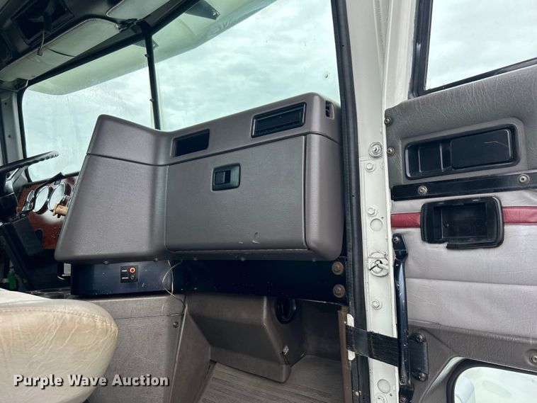 image for item EG1586 1996 International  9200 semi truck