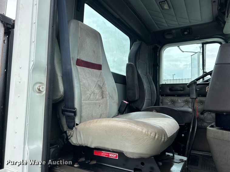 image for item EG1586 1996 International  9200 semi truck