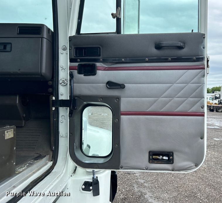 image for item EG1586 1996 International  9200 semi truck