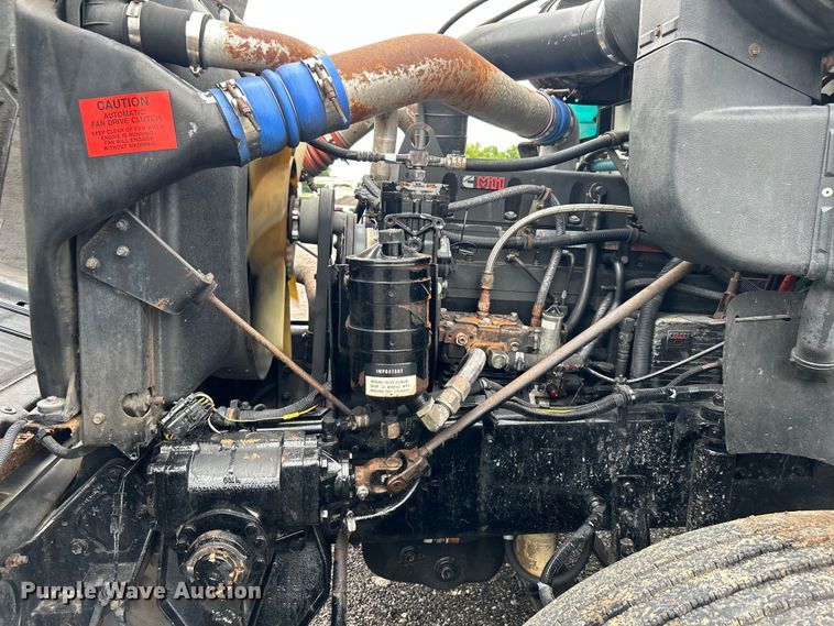 image for item EG1586 1996 International  9200 semi truck