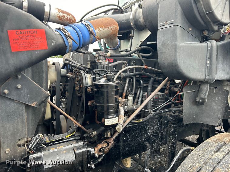 image for item EG1586 1996 International  9200 semi truck