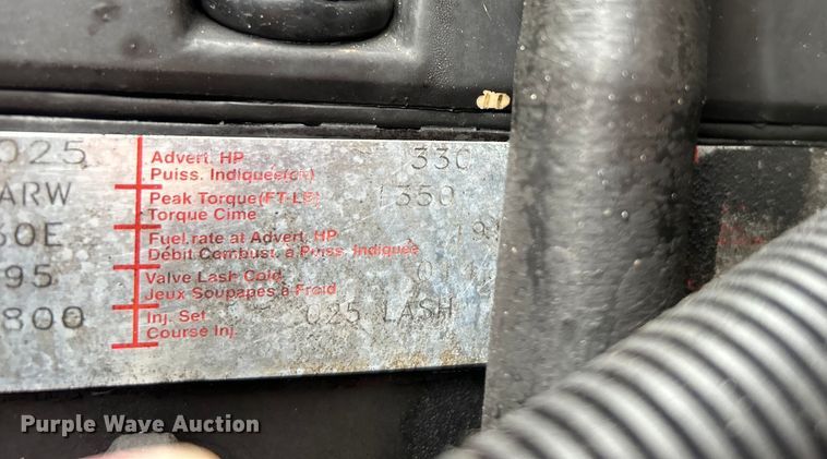 image for item EG1586 1996 International  9200 semi truck