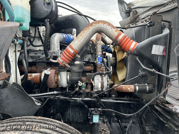 image for item EG1586 1996 International  9200 semi truck