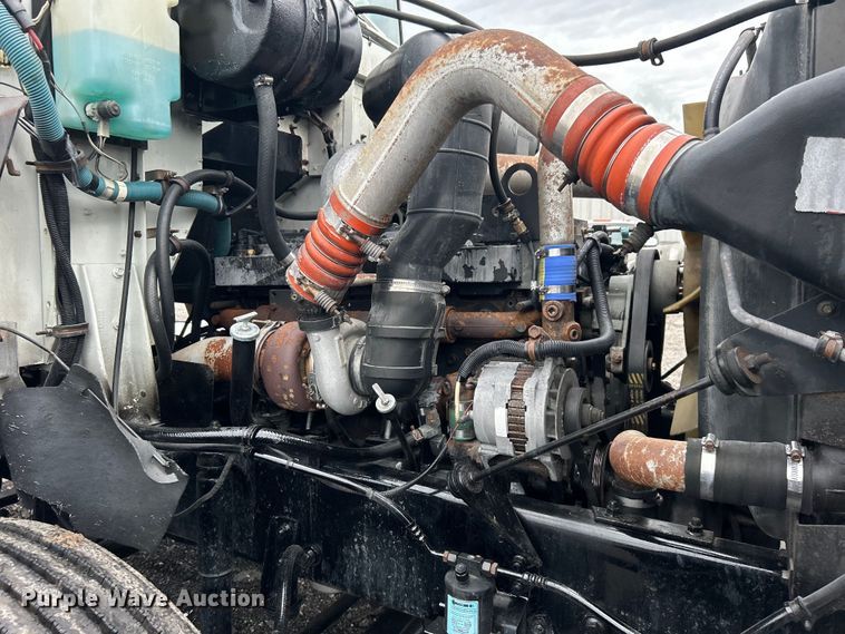 image for item EG1586 1996 International  9200 semi truck