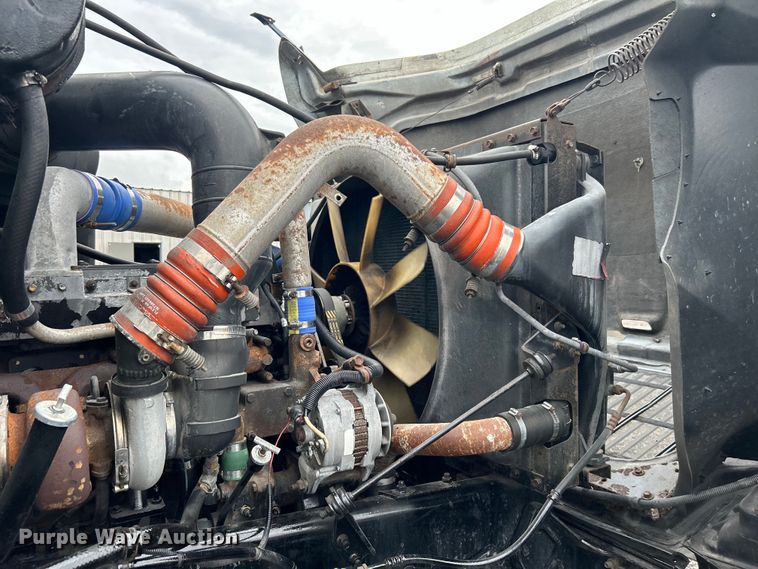 image for item EG1586 1996 International  9200 semi truck