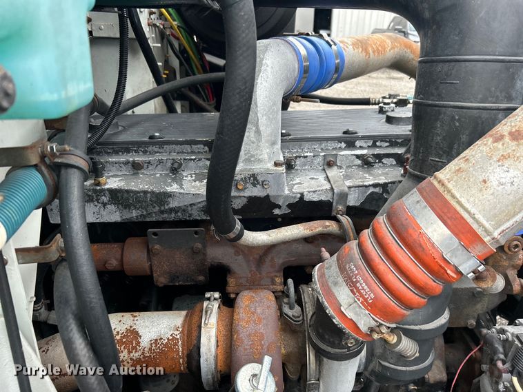 image for item EG1586 1996 International  9200 semi truck