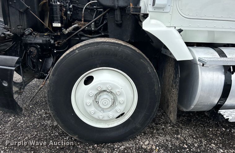 image for item EG1586 1996 International  9200 semi truck