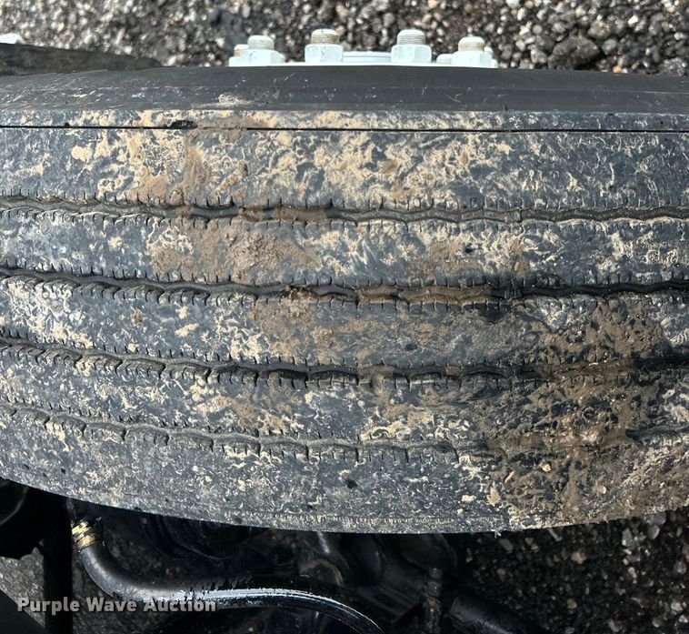 image for item EG1586 1996 International  9200 semi truck