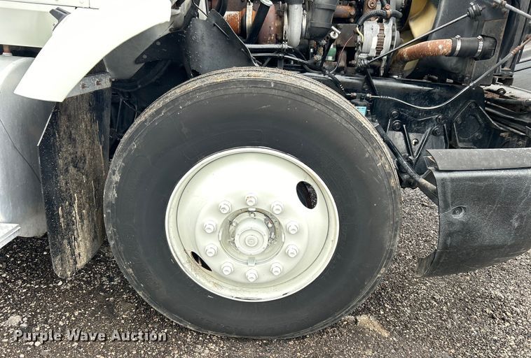 image for item EG1586 1996 International  9200 semi truck