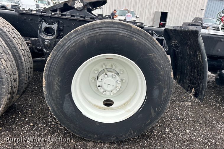 image for item EG1586 1996 International  9200 semi truck