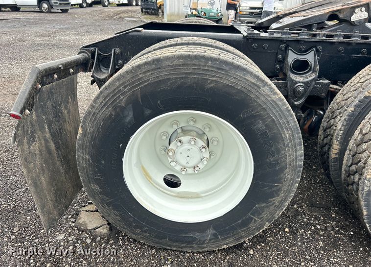 image for item EG1586 1996 International  9200 semi truck