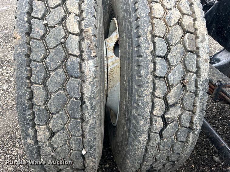 image for item EG1586 1996 International  9200 semi truck