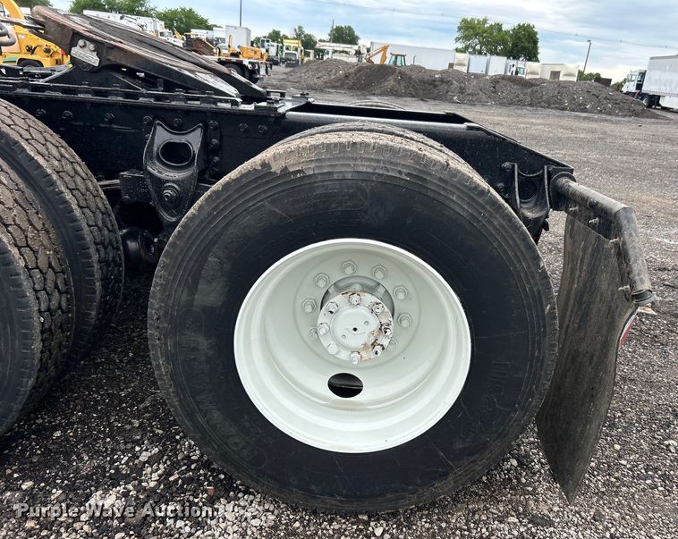 image for item EG1586 1996 International  9200 semi truck