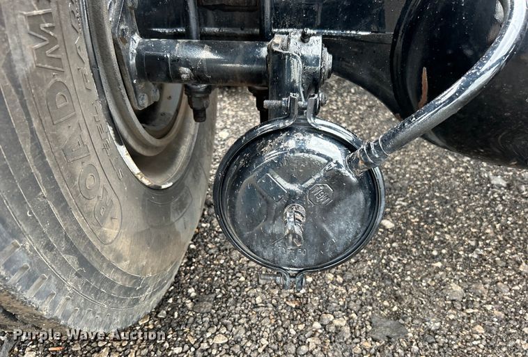 image for item EG1586 1996 International  9200 semi truck