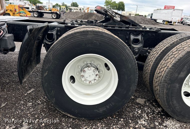 image for item EG1586 1996 International  9200 semi truck