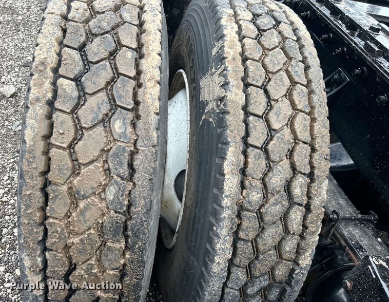 image for item EG1586 1996 International  9200 semi truck