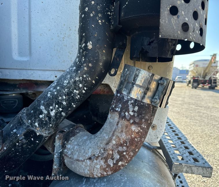 image for item EH6507 1997 Ford LA9000 semi truck