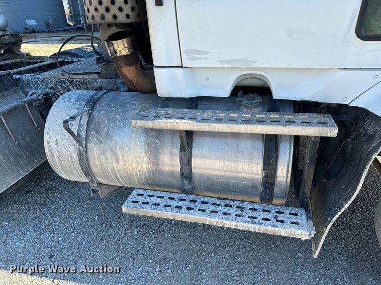 image for item EH6507 1997 Ford LA9000 semi truck