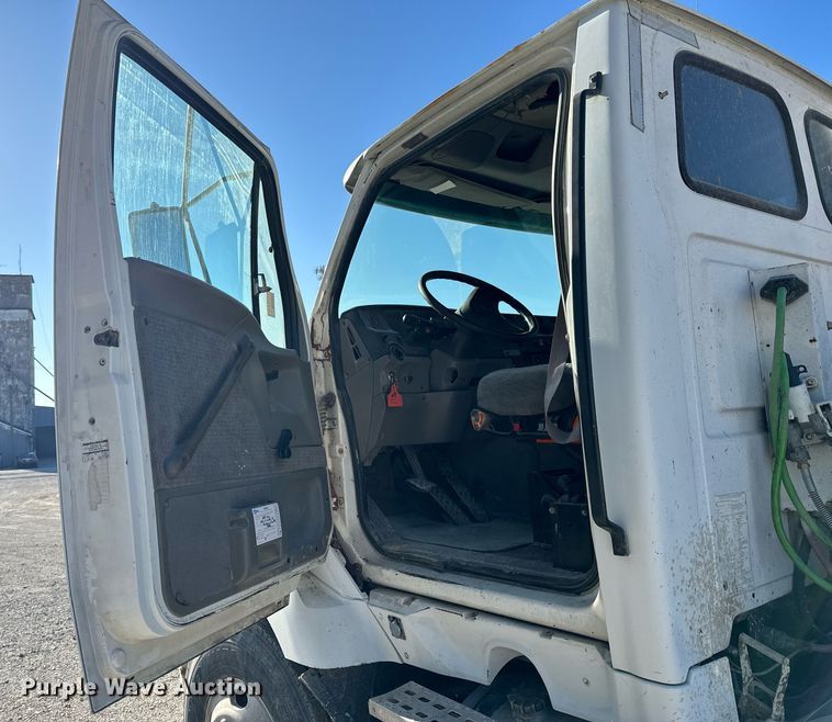 image for item EH6507 1997 Ford LA9000 semi truck