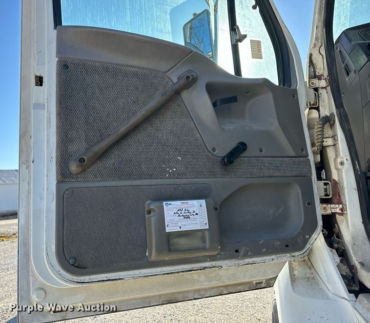 image for item EH6507 1997 Ford LA9000 semi truck