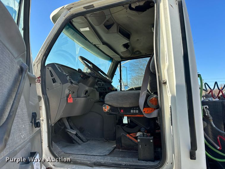 image for item EH6507 1997 Ford LA9000 semi truck