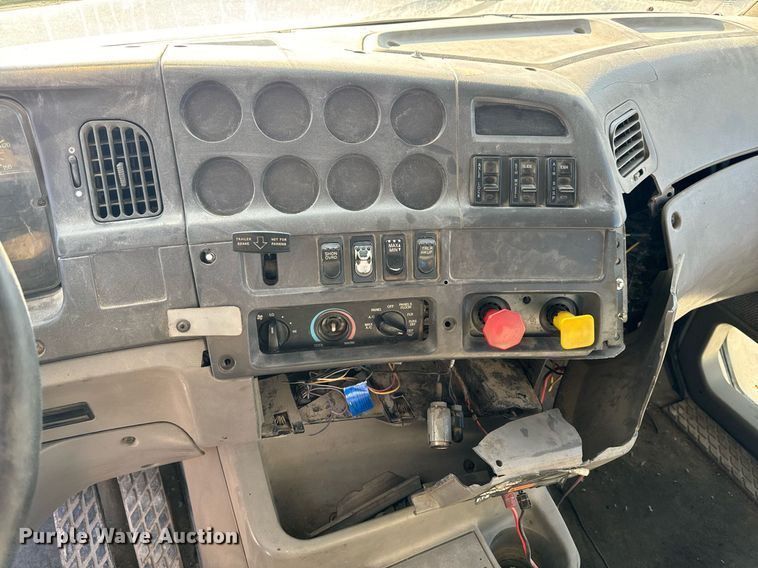 image for item EH6507 1997 Ford LA9000 semi truck