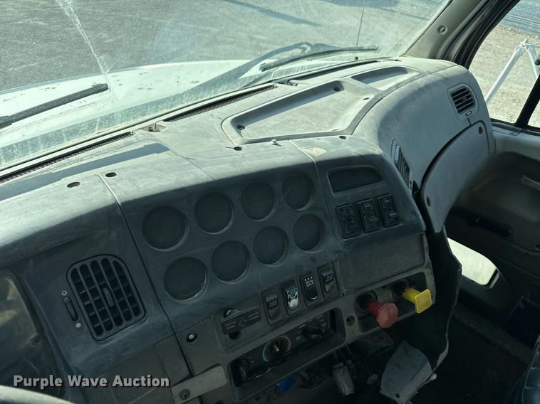 image for item EH6507 1997 Ford LA9000 semi truck