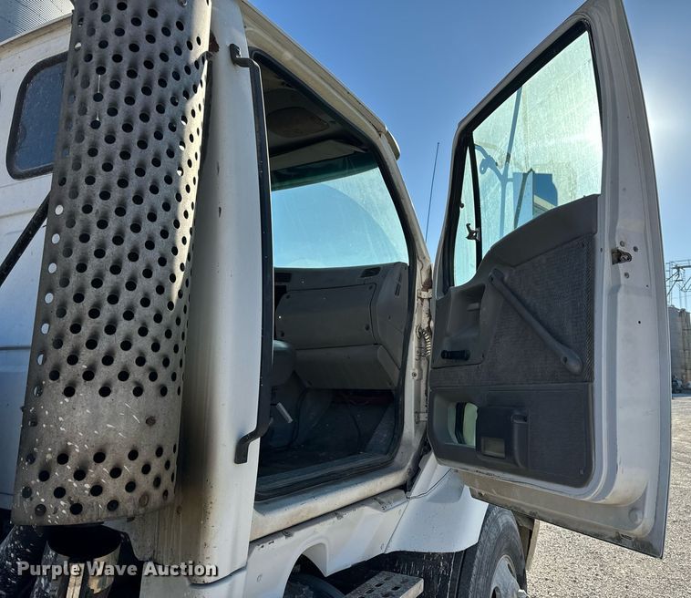 image for item EH6507 1997 Ford LA9000 semi truck