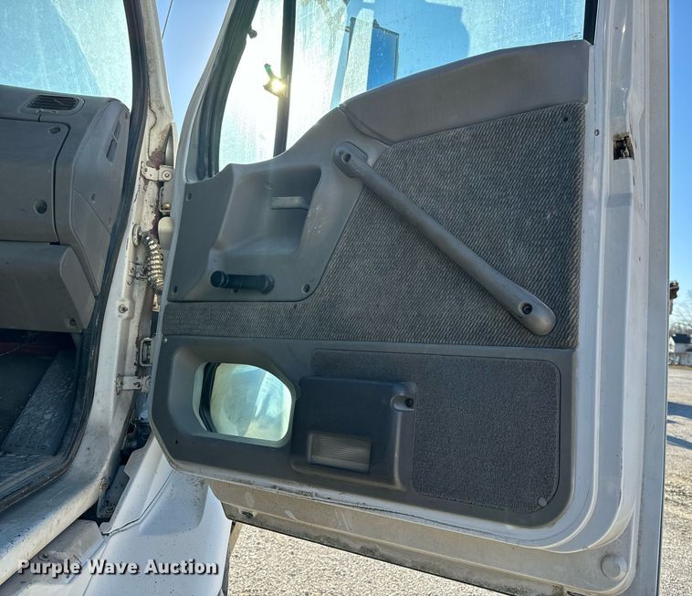 image for item EH6507 1997 Ford LA9000 semi truck