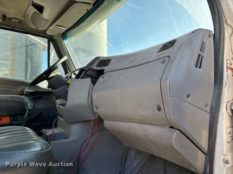 image for item EH6507 1997 Ford LA9000 semi truck